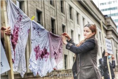 نمایش رخت های خونین در اعتراض به جنگ