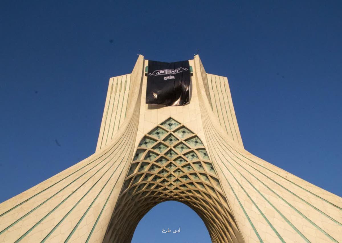 پرچم عزای حسینی در برج آزادی تهران نصب گردید