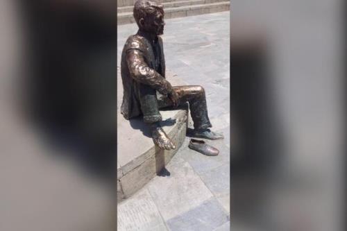 لنگه کفشی که خودسرانه بر مجسمه تناولی نصب شد!