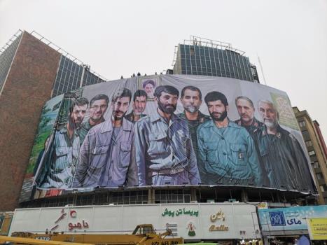 ابردیواری از تصویر شهدا در هر منطقه تهران