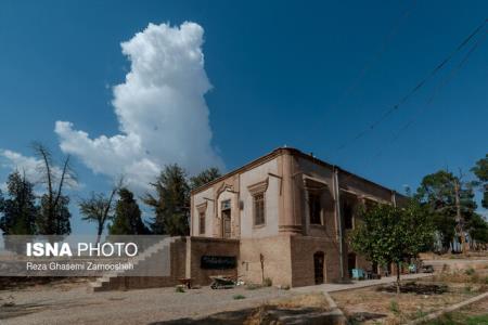 كمال الملك در باغ نشاط