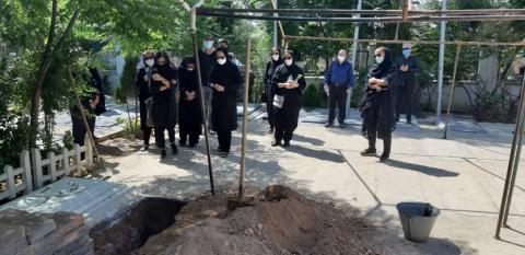 خسرو سینایی در كنار محمدعلی كشاورز آرام گرفت